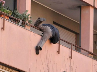 buttarsi dal balcone